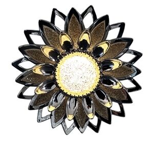 Bath & Body Works silver flower Wallflower Plug & Light